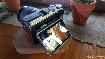 Kamera ini dilengkapi dengan layar sentuh LCD dengan kemiringan 180 derajat. Ketika diputar 180 derajat, rear command dial akan secara otomatis beralih fungsi menjadi zoom dan shutter release guna pengambilan gambar selfie. Foto: Muhammad Alif Goenawan/detikINET