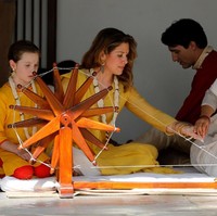 Keakraban keluarga Trudeau dengan warga lokal. Hangat! Foto: Reuters