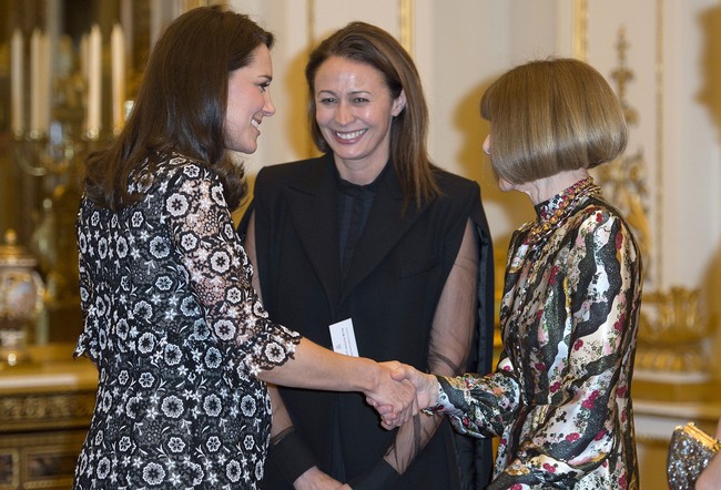 Pada kesempatan itu, Kate yang bergelar Duchess of Cambridge dipertemukan dengan Anna Wintour, pemimpin redaksi majalah Vogue Amerika Serikat yang disebut-sebut sebagai perempuan paling berpengaruh di industri fashion global. (Foto: Eddie Mulholland - Pool/Getty Images)