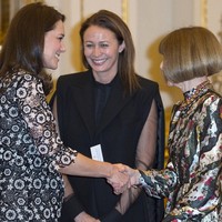 Pada kesempatan itu, Kate yang bergelar Duchess of Cambridge dipertemukan dengan Anna Wintour, pemimpin redaksi majalah Vogue Amerika Serikat yang disebut-sebut sebagai perempuan paling berpengaruh di industri fashion global. (Foto: Eddie Mulholland - Pool/Getty Images)