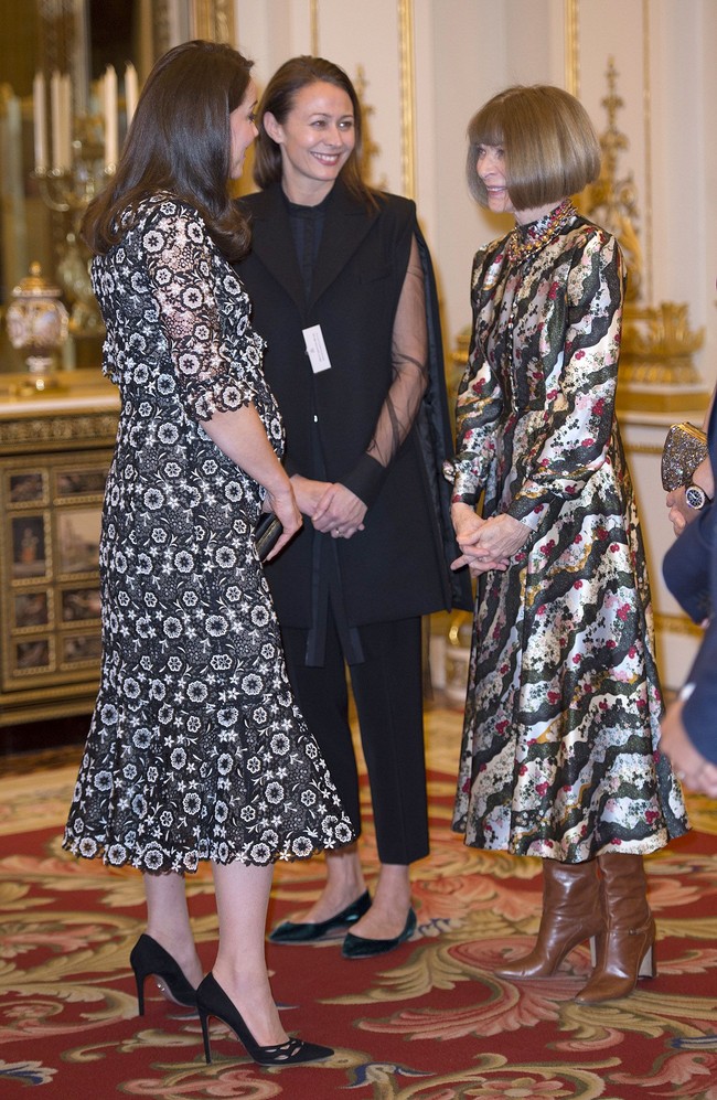 Ia sangat menyayangkannya. Padahal, lanjut William, Anna Wintour mau melepas kacamata hitamnya saat bertemu dengan Kate Middleton di Istana Buckingham beberapa hari sebelumnya. (Foto: Eddie Mulholland - Pool/Getty Images)