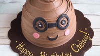 Kue tema poop lucu ini hasil kreasi salah satu gerai kue online di Indonesia, lho. Kuenya dibalut dengan krim warna cokelat yang dibentuk seperti bentuk poop ini menggemaskan. Foto: Instagram @house_of_gift