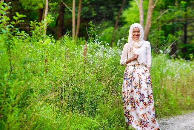 Di kesehariannya, Tahera Rahman sering mencoba berbagai gaya busana dan hijab. Ia pernah terlihat sangat feminin dengan busana floral dan rok, tapi pernah juga bergaya tomboy saat berpetualang di alam bebas. Foto: Instagram/TaheraTV