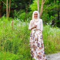 Di kesehariannya, Tahera Rahman sering mencoba berbagai gaya busana dan hijab. Ia pernah terlihat sangat feminin dengan busana floral dan rok, tapi pernah juga bergaya tomboy saat berpetualang di alam bebas. Foto: Instagram/TaheraTV