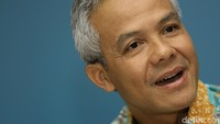 Pada 2014 lalu, Gubernur Jateng Ganjar Pranowo melaporkan gratifikasi sejumlah barang yakni jaket Harley Davidson, radio kayu, dan piagam yang di dalamnya terdapat ornamen berupa emas 24 karat seberat 10 gram, serta tiga buah parcel kosmetik yang diberikan untuk istri Ganjar. Foto: Muhammad Ridho