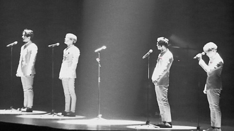 SHINee Sisakan Spot di Panggung untuk Jonghyun, Fans Terharu SHINee Sisakan Spot di Panggung untuk Jonghyun, Fans Terharu