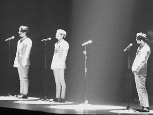 SHINee Sisakan Spot di Panggung untuk Jonghyun, Fans Terharu