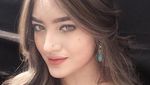 Pose Selebgram Yogya Mirip Barbie Saat di Pantai
