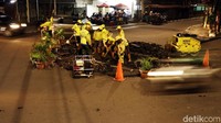 Pasukan Kuning menggali jalan yang berlubang sebelum ditambal.