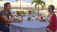 Meski suka makanan khas Indonesia, tapi Selvi juga suka dengan romantic dinner di tepi pantai. Foto: Instagram selvikitty