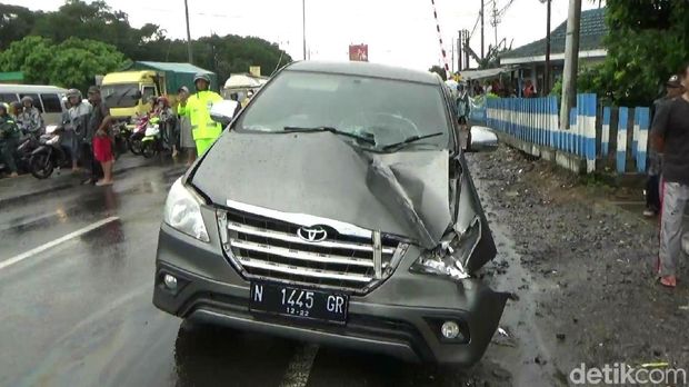 Bangkai mobil yang kecelakaan di Pasuruan/