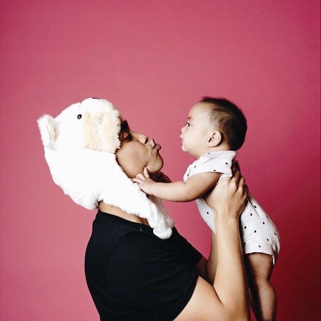 Muhammad Pradana Budiarto atau dikenal sebagai Ditto yang populer sebagai pemain perkusi menjadi ayah di usia 26 tahun. Dia menikah muda dengan aktris Ayudia Bing Slamet. Ayudia melahirkan anak pertama mereka yang dinamai Dia Sekala Bumi pada 24 Mei 2016. Foto: Dok. Instagram