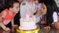 Di hari ulang tahun Adelia, keluarga ini merayakannya bersama sambil meniup lilin ulang tahun. Kompak banget keluarga ini. Foto: instagram @adeliapasha