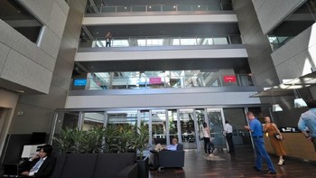 Sebelum semua itu rampung direnovasi, yuk kita jelajahi dulu kantor yang super luas ini. Kabarnya banyak karyawan yang suka tersesat saking luasnya. (Foto: Filmateria Digital LLC)