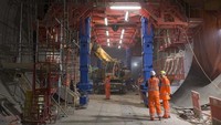 London Cross Trail merupakan terowongan sepanjang 26 mil yang menghubungkan 40 stasiun. Perkiraan biaya konstruksi adalah US$ 23 miliar atau sekitar Rp 312 triliun. Proyek ini dijadwalkan selesai secara bertahap, dengan jalur baru pertama mulai beroperasi pada tahun 2018 dan semua jalur yang tersisa beroperasi pada tahun 2020. Thebalance.com/Istimewa.