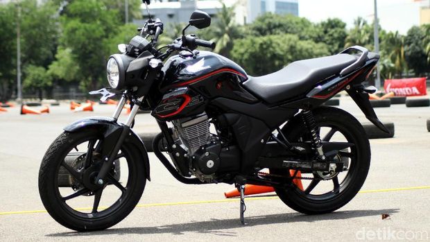 Honda memberikan kesempatan kepada sejumlah wartawan otomotif nasional untuk menjajal CB150 Verza di JIExpo, Kemayoran, Jakarta, Selasa (20/2/2018).