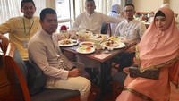 Ketika menjalani ibadah Umroh bersama keluarga besarnya, Selvi juga masih sempat membagikan foto makan bersama keluarga besarnya dari Mekkah. Foto: Instagram selvikitty