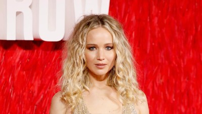Foto: Stunning! Gaya Seksi Jennifer Lawrence di Premier Red Sparrow