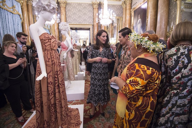 Senin (19/2/2018), Kate Middleton menghadiri The Commonwealth Fashion Exchange Reception di Istana Buckingham, London, Inggris. Dihelat berbarengan dengan London Fashion Week, acara tersebut mempertemukan Kate dengan para pelaku industri fashion dari negara-negara persemakmuran Inggris. (Foto: Eddie Mulholland - Pool/Getty Images)