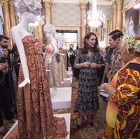 Senin (19/2/2018), Kate Middleton menghadiri The Commonwealth Fashion Exchange Reception di Istana Buckingham, London, Inggris. Dihelat berbarengan dengan London Fashion Week, acara tersebut mempertemukan Kate dengan para pelaku industri fashion dari negara-negara persemakmuran Inggris. (Foto: Eddie Mulholland - Pool/Getty Images)