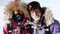 Hobi ski ini rupanya diturunkan langsung dari sang ayah. Pada ekspedisi Polar Hat Trick ini, Jade menjadi satu tim dengan ayahnya. Sang ayah tak hanya menjadi teman tapi juga motivatornya. (jadehameister/Instagram)