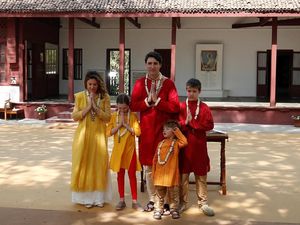 Kerennya PM Kanada Trudeau dan Keluarga Pakai Baju India