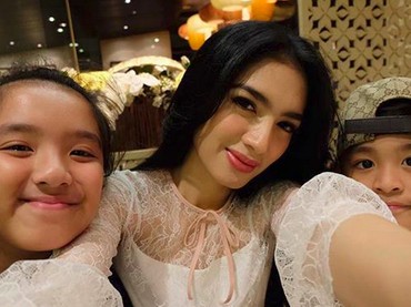 Momen Kebersamaan Angel Karamoy Bersama Dua Buah Hatinya