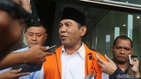 Abdul Latif keluar dengan mengenakan rompi tahanan KPK.