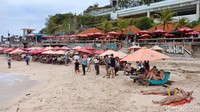 Di lapangan kini, memang jalan menuju ke dalam Pantai Dreamland sudah bagus. Namun, akses ke pantainya sendiri amat kecil dan hanya bisa dilewati satu orang karena dihimpit oleh restoran dan saluran air (Masaul/detikTravel)