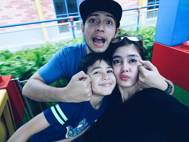 Aktor Rifky Balweel menikah di usia muda dengan Risty Tagor pada 2 Oktober 2010. Pernikahan yang dilakukan saat usianya baru 20 tahun itu kini sudah berakhir cerai. Dari pernikahan tersebut Rifky dikaruniai seorang anak laki-laki bernama Arsen Raffa Balweel. Foto: Dok. Instagram