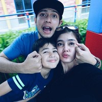 Aktor Rifky Balweel menikah di usia muda dengan Risty Tagor pada 2 Oktober 2010. Pernikahan yang dilakukan saat usianya baru 20 tahun itu kini sudah berakhir cerai. Dari pernikahan tersebut Rifky dikaruniai seorang anak laki-laki bernama Arsen Raffa Balweel. Foto: Dok. Instagram