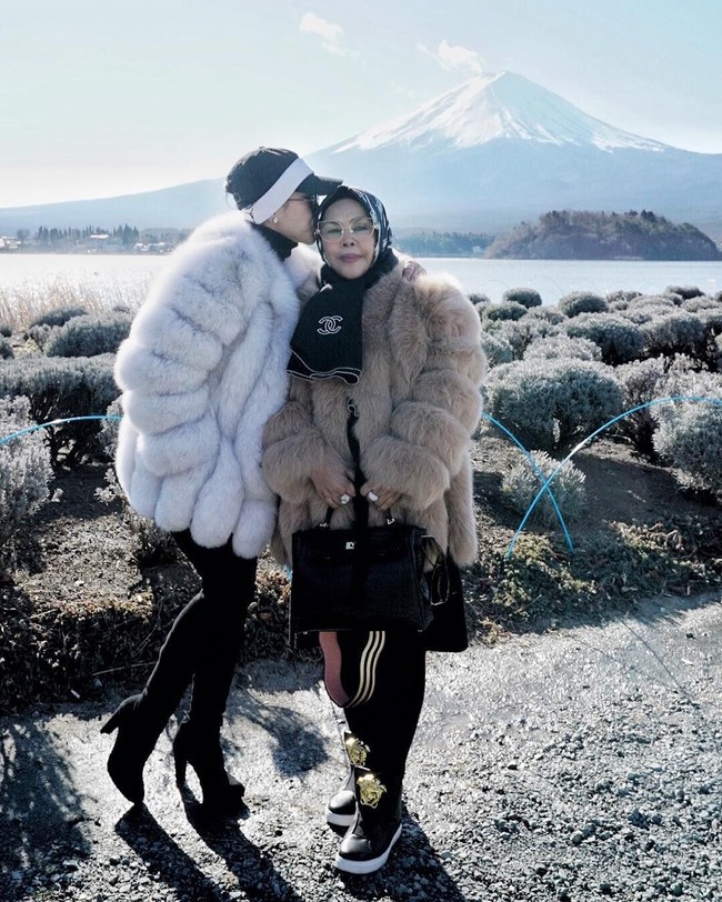 Syahrini memanggil ibunya Wati Nurhayati dengan julukan Bu Cetar di akun Instagramnya. Dan memang gaya sang ibu tidak kalah cetarnya dengan pelantun ‘Sesuatu’ itu. Foto: Instagram