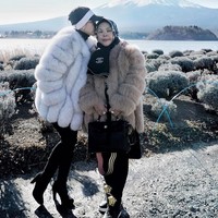 Syahrini memanggil ibunya Wati Nurhayati dengan julukan Bu Cetar di akun Instagramnya. Dan memang gaya sang ibu tidak kalah cetarnya dengan pelantun ‘Sesuatu’ itu. Foto: Instagram