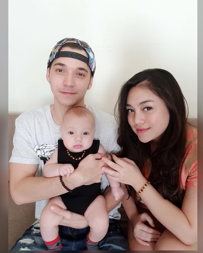 Memiliki bayi di usia muda juga dirasakan aktor Stefan William yang menikah dengan aktris Celine Evangelista. Celine melahirkan bayi laki-laki pada 9 Oktober 2017 saat usia Stefan baru 24 tahun. Sebelumnya, bintang sinetron Anak Jalanan itu juga sudah merasakan menjadi seorang ayah karena Celine merupakan janda dua anak (satu anak kandung, satu anak adopsi). Foto: Dok. Instagram