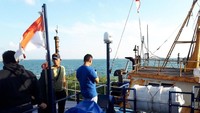 Tim A satgas laut yang dipimpin AKBP Gembong dengan Bea Cukai menangkap satu kapal Taiwan yang berbendera Singapura. 