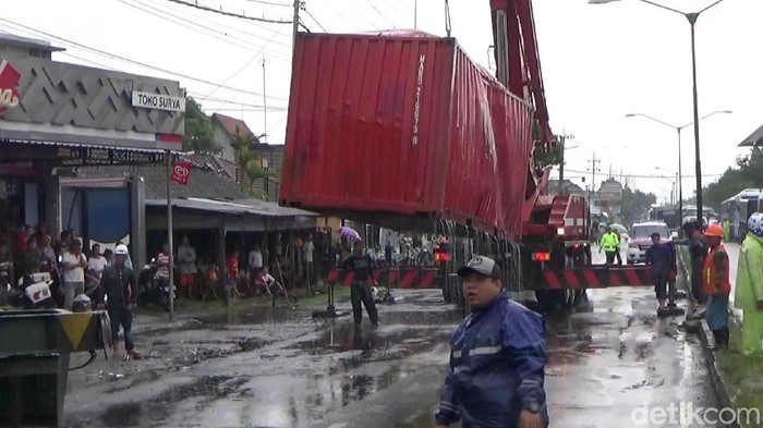 Evakuasi Truk Terguling, Kemacetan Jalur Surabaya-Malang Terurai
