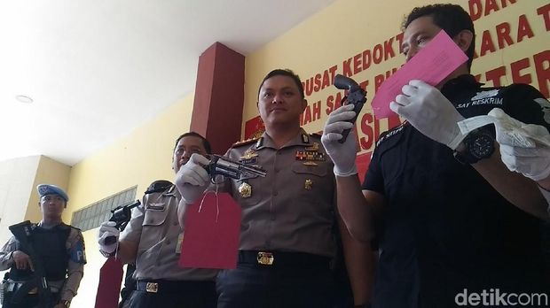 Kapolres Jakbar Kombes Hengki menunjukkan senpi yang dipakai pelaku saat beraksi