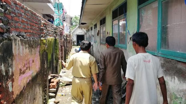 Jalan menuju ke gudang keranda
