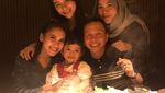 Begini Nih Gaya Ayu Ting Ting, Bilqis dan Keluarganya Kulineran