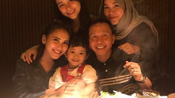 Begini Nih Gaya Ayu Ting Ting, Bilqis dan Keluarganya Kulineran