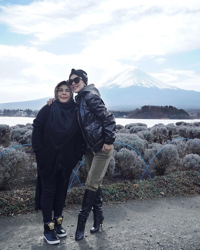Liburan ke Jepang bersama keluarganya, Syahrini pun berpose #ootd bersama sang ibu. Dia tak lupa memberikan tag pada merek-merek fashion yang melekat pada ibunya. Ibunda Syahrini mengenakan sejumlah merek seperti syal Louis Vuitton dan sneakers Versace yang harganya mencapai puluhan juta rupiah. Foto: Instagram