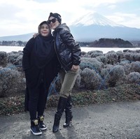 Liburan ke Jepang bersama keluarganya, Syahrini pun berpose #ootd bersama sang ibu. Dia tak lupa memberikan tag pada merek-merek fashion yang melekat pada ibunya. Ibunda Syahrini mengenakan sejumlah merek seperti syal Louis Vuitton dan sneakers Versace yang harganya mencapai puluhan juta rupiah. Foto: Instagram