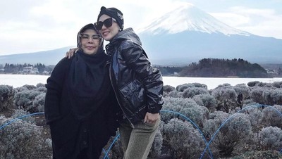 10 Gaya Mewah Ibunda Syahrini, Ibu Cetar Pecinta Tas Hermes