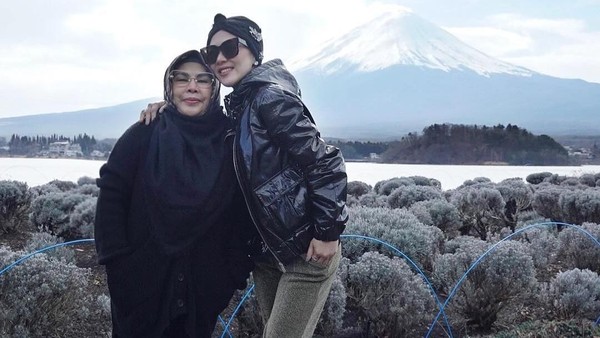 10 Gaya Mewah Ibunda Syahrini, Ibu Cetar Pecinta Tas Hermes