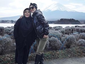 10 Gaya Mewah Ibunda Syahrini, Ibu Cetar Pecinta Tas Hermes
