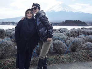 Foto Bersama, Beda Gaya Ibu Syahrini dan Reino Barack Jadi Sorotan