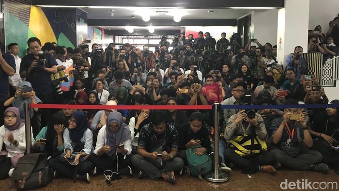 Jepret! Saat Anies Diam-diam Memotret Wartawan