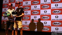 Helm NHK yang dipakai untuk pebalap MotoGP ini merupakan hasil rancangan anak bangsa.