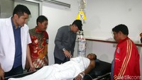 Direktur Pelayanan BPJS Ketenagakerjaan Krishna Syarif dan Deputi Direktur Bidang Kebijakan Operasional Program BPJS Ketenagakerjaan Endro Sucahyono menjenguk korban di Rumah Sakit UKI, Jakarta Timur, Selasa (20/2/2018).