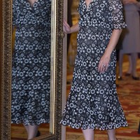 Malam itu, Kate yang sedang hamil tujuh bulan memesona dalam balutan gaun floral monokrom rancangan desainer favoritnya, Erdem Moralioglu. Gaun seharga 2.150 poundsterling atau sekitar Rp 40 juta itu dipasangkan dengan pointed heels hitam berdetail cut-out. (Foto: Eddie Mulholland - Pool/Getty Images)